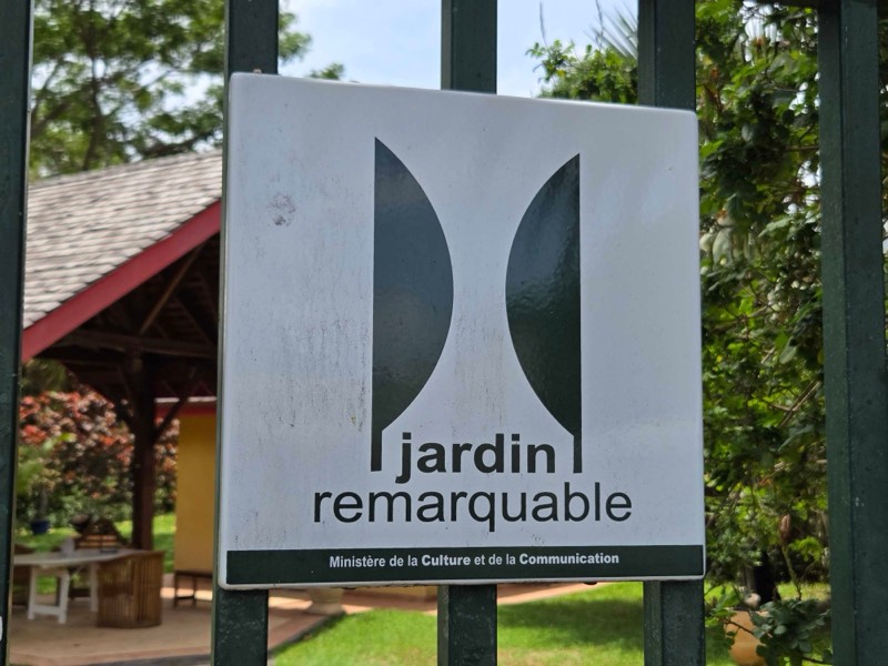 Plaque du label Jardin remarquable à l'entrée du Jardin de Beauvallon, vue depuis le portail